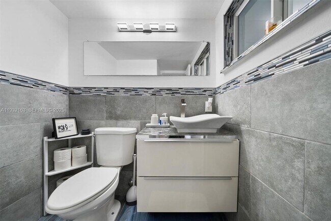 Building Photo - 4000 NE 170th St