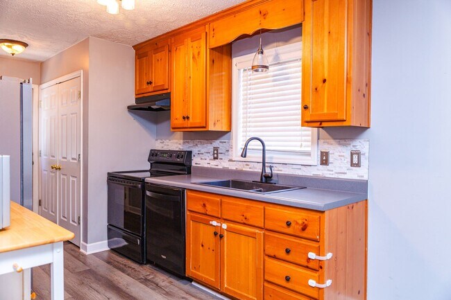 Building Photo - New Listing!