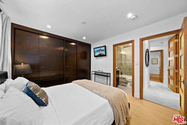 Building Photo - 355 S Sycamore Ave