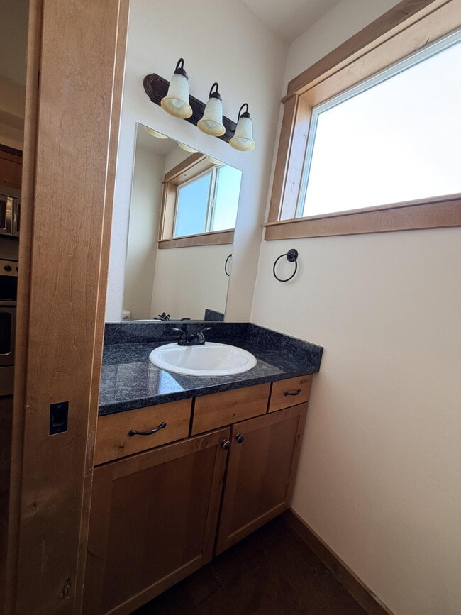 Building Photo - Beautiful 2 Bed, 1.5 Bath Townhouse with Bridger Views, Pets OK!