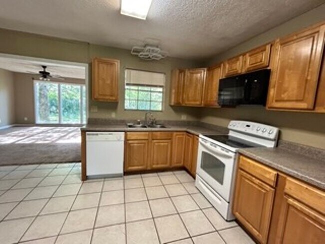 Building Photo - Country living