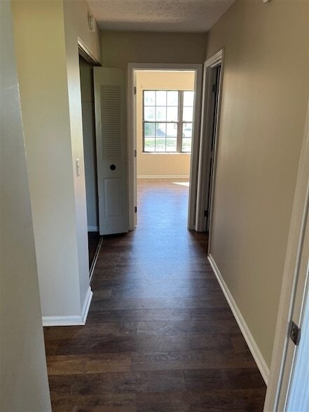 Building Photo - 1014A Windview Pl