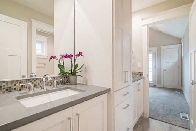 Building Photo - Luxury Townhome in the Heart of Lake Osweg...
