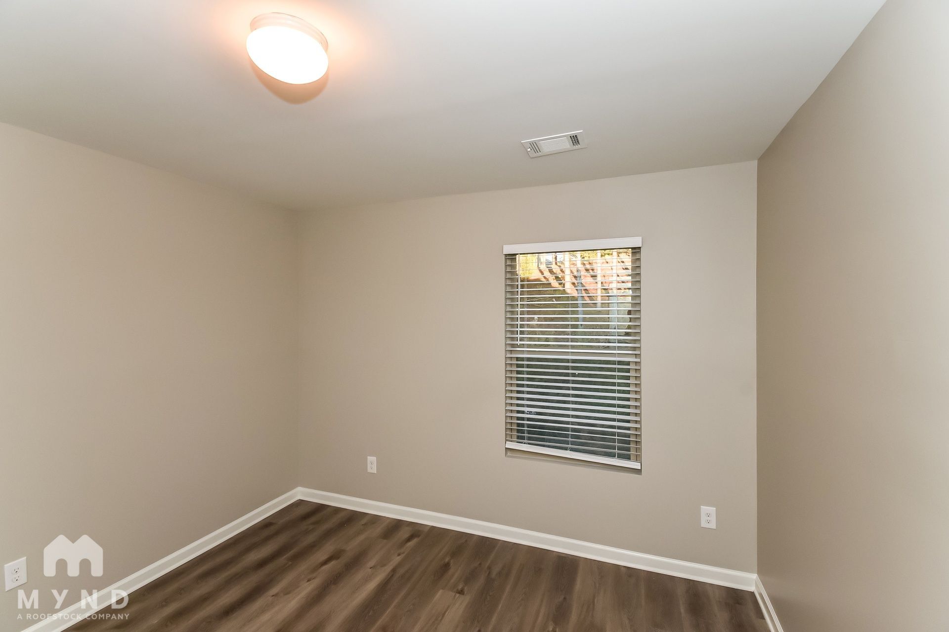 Building Photo - 828 Lake Chase