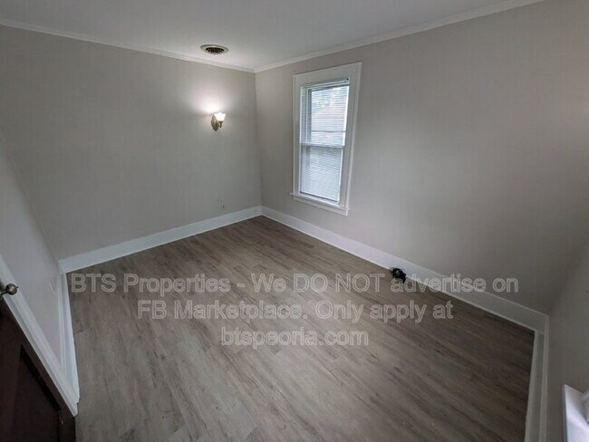 Building Photo - 1532 W Barker Ave