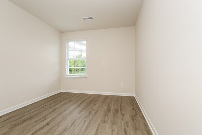 Building Photo - 1095 HighGarden Cir