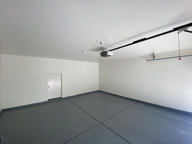 Building Photo - Charming 3 Bed/3Bath Townhome nestled in t...