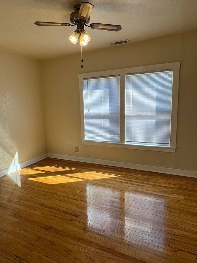 Building Photo - 2 Bedroom 1 Bath House For Rent!