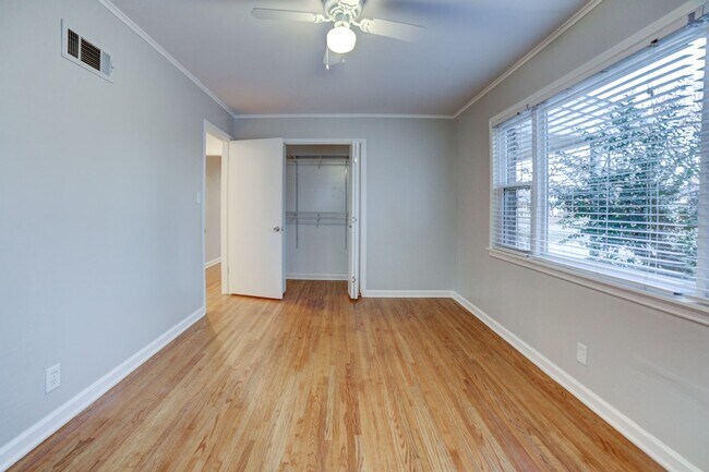 Building Photo - 3 Bed | 1 Bath  | Midtown Tulsa | Early Au...