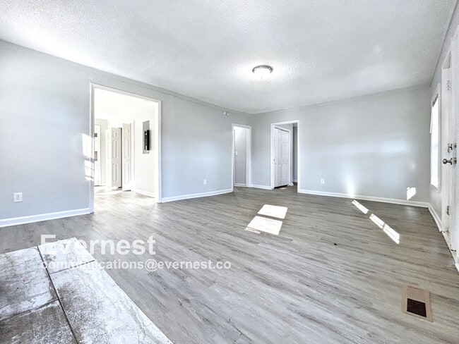 Building Photo - Charming 3-Bedroom, 2-Bathroom Home / Pet-...