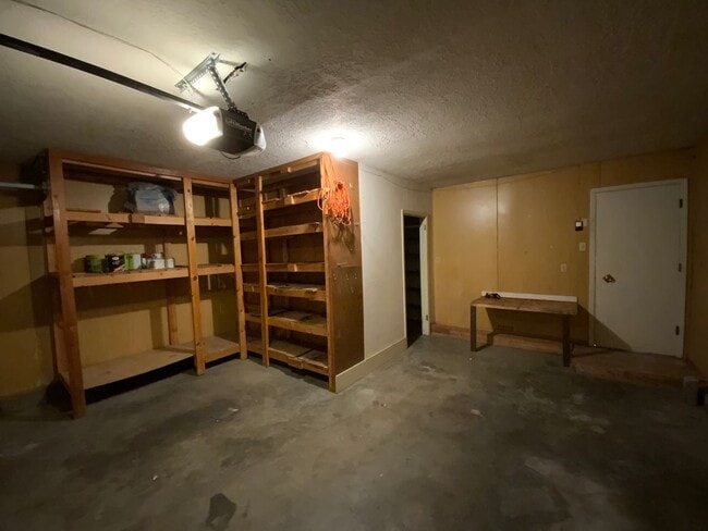 Building Photo - 3 Bedroom Single Story Home Available Near...