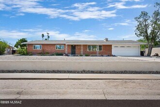 Building Photo - 4312 E Bryn Mawr Rd