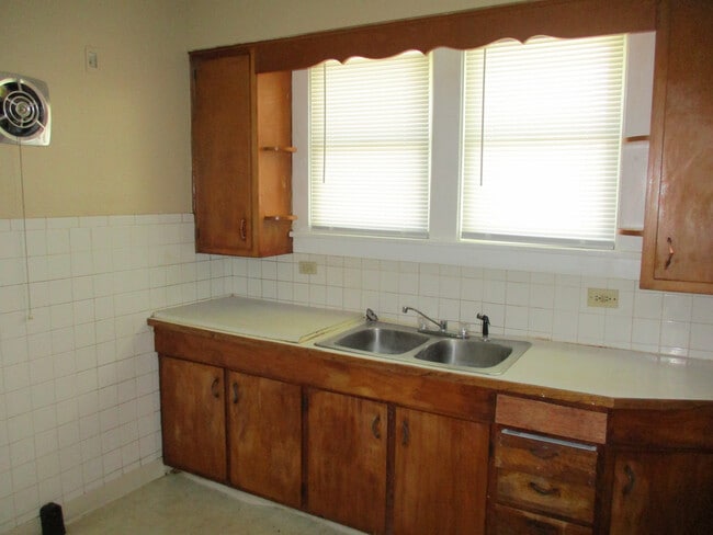 Building Photo - 2 BEDROOM HOME!