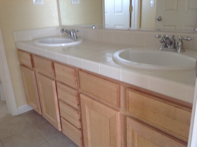 Building Photo - 3843 Artadi Dr