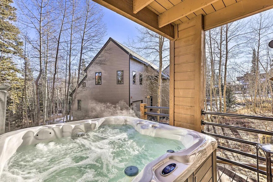 Building Photo - 163 Burgundy Cir