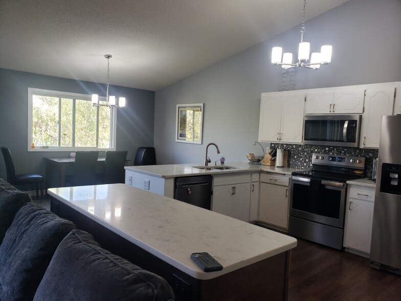 Building Photo - 5 Round Lake Trail