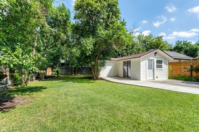 Building Photo - Charming Home in Alamo Heights ISD with Bo...