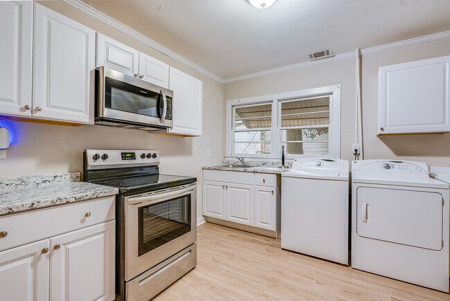 Building Photo - Bright 2 Bedroom Apartment Unit A