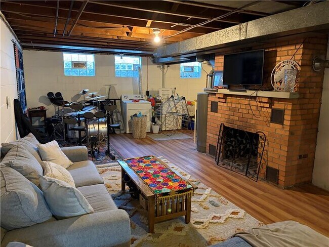 Building Photo - 359 Dorseyville Rd