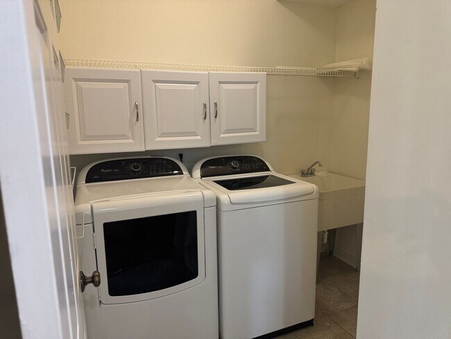 Building Photo - Brentwood 4BR Home