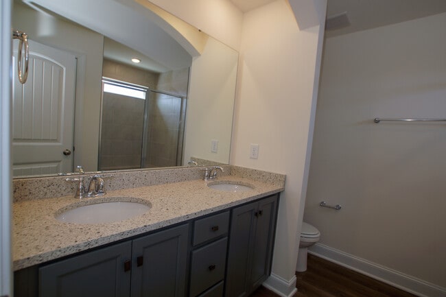 Building Photo - 206 Oakchest Ct