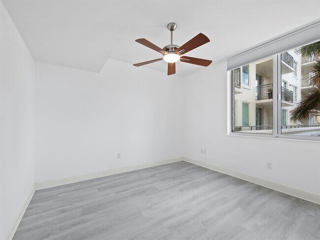 Building Photo - 800 N Tamiami Trl
