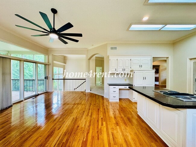 Building Photo - Exceptional 1.5 Story Home in the Prestigious Loch Lloyd Community!