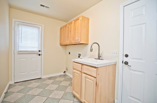 Building Photo - ***402 NE Shasta Court***