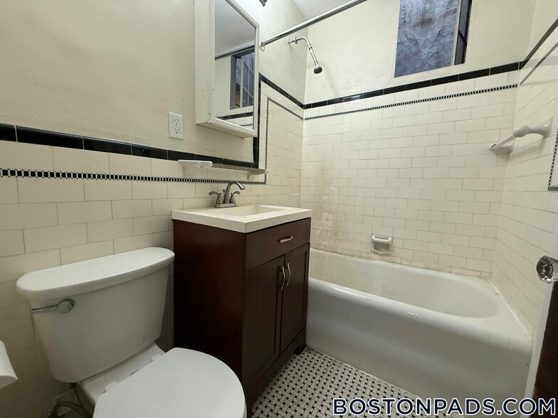 Building Photo - 349 Pleasant St