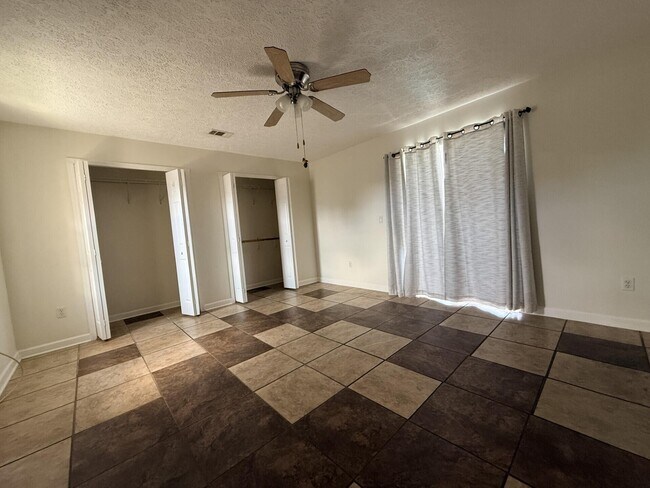 Building Photo - 790 SE Ablett Ln