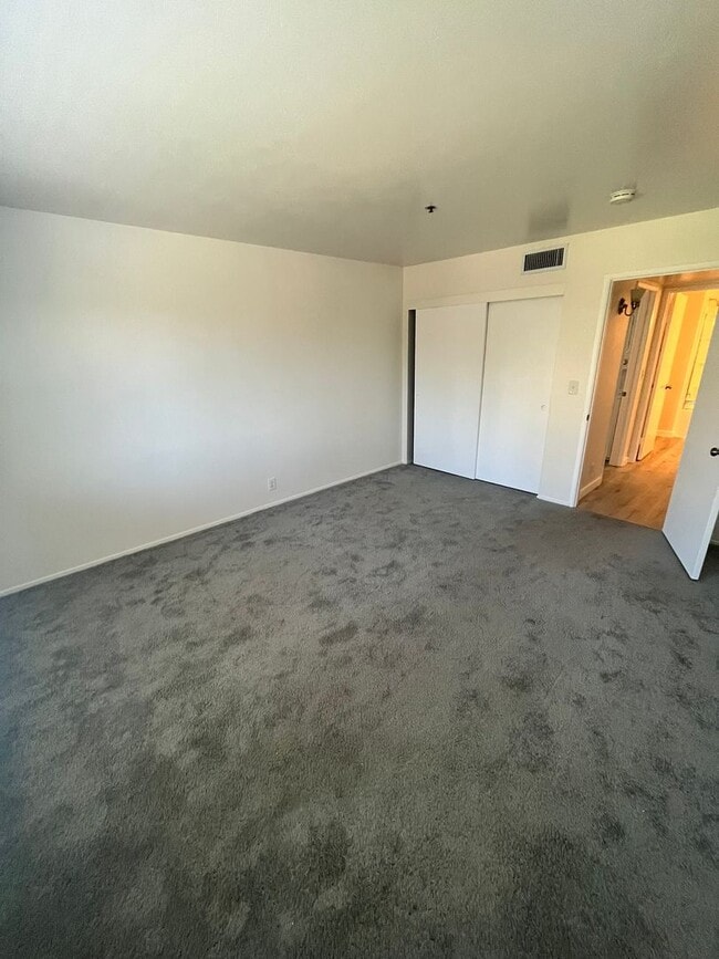 Building Photo - Move-In Ready 2-Bed Condo with Upgrades & ...