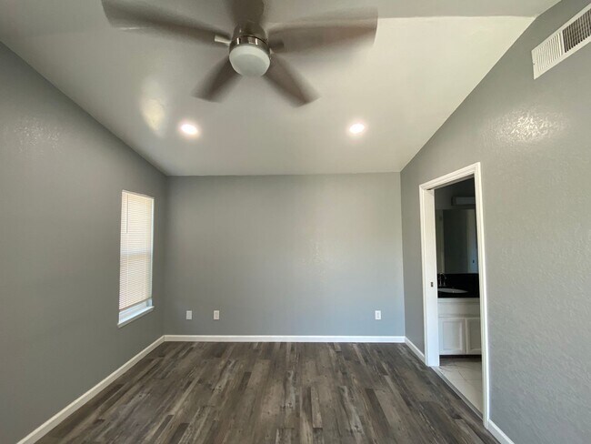 Building Photo - Newley Remodeled 3 BD 2 BA house on corner...