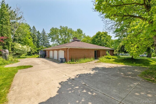 Building Photo - 297 Vreeland Dr
