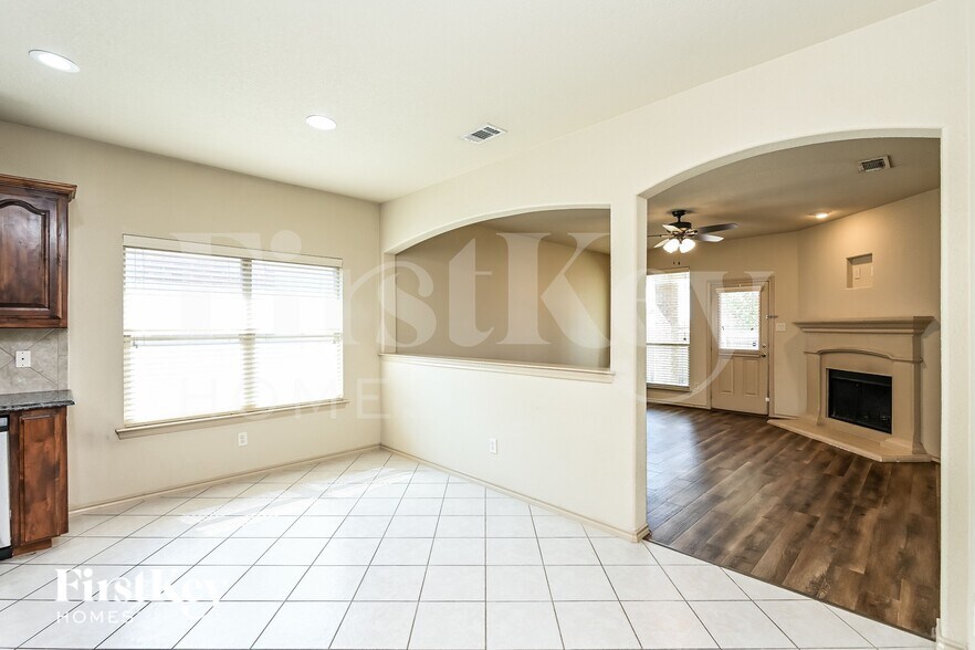 Building Photo - 1013 Jodie Dr