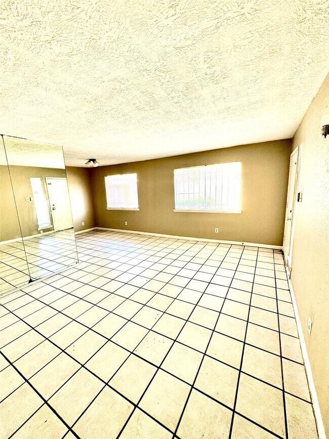 Building Photo - 5668 Birchmont Dr