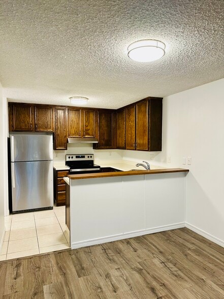 Building Photo - 3460 S Poplar St