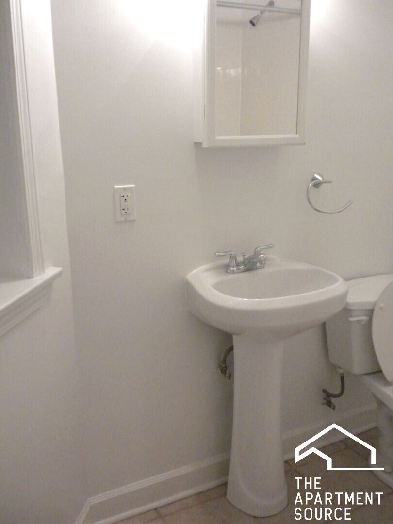 Building Photo - 2455 N Spaulding Ave