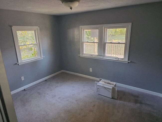 Building Photo - 3 Bedroom Single-Family Home