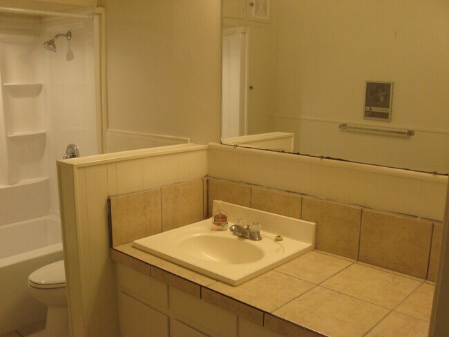 Building Photo - 1213 Park St