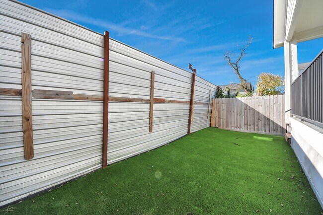 Building Photo - 410 E 41st St