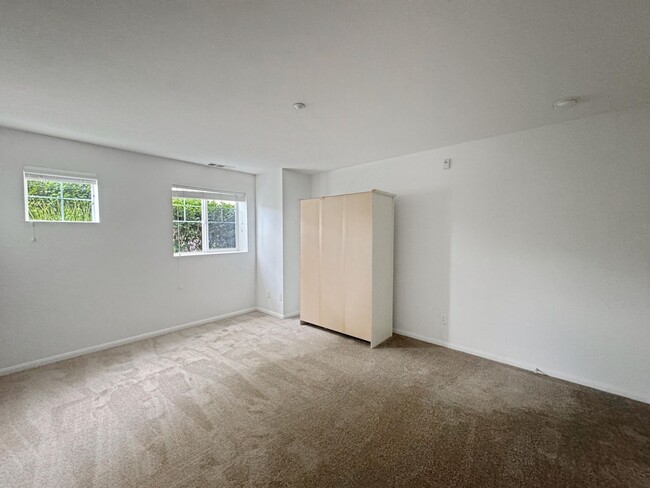 Building Photo - Great 4B/2.5BA Townhome in Santaluz!