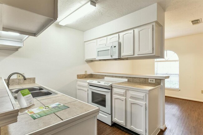 Building Photo - 6527 La Violetta Dr