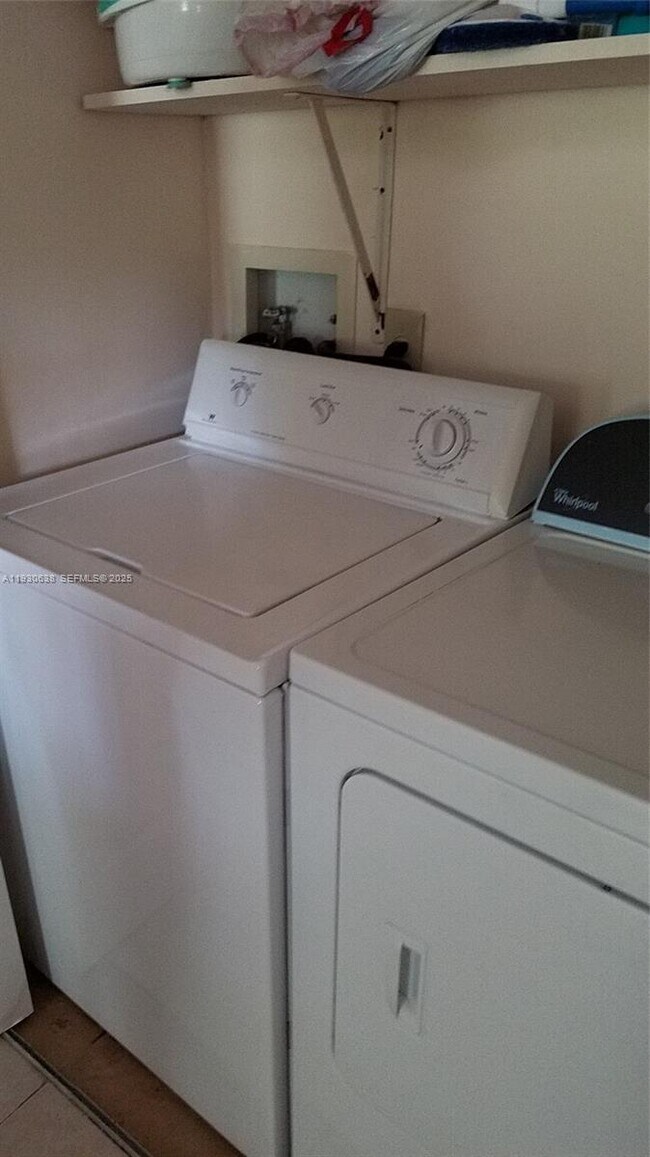 Building Photo - 9877 Westview Dr