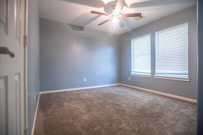 Building Photo - Style, Comfort & Location—The Perfect Hous...