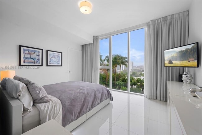 Building Photo - 2020 N Bayshore Dr