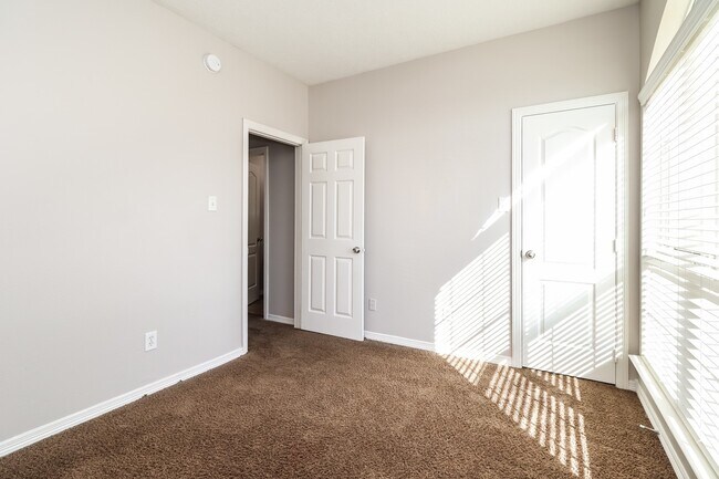 Building Photo - 12015 Raven View Dr