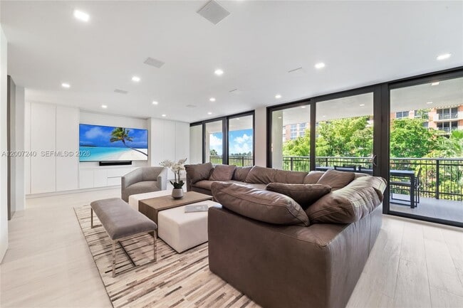 Building Photo - 2901 S Bayshore Dr