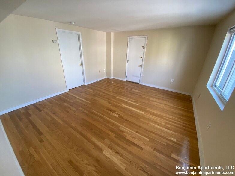 Building Photo - 385 Dorchester St