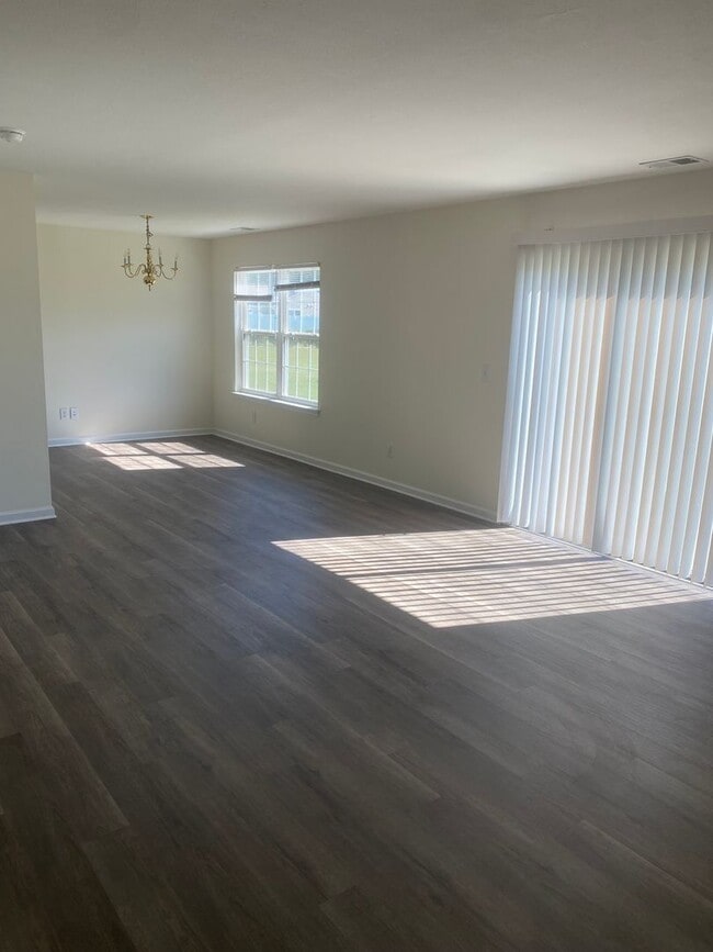 Building Photo - Lovely 3 Bed, 2.5 Bath Home in the golf community of Inverness, just off of River Oaks Drive - co...