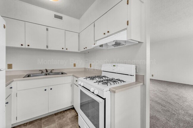 Building Photo - 500 Glenwood Cir